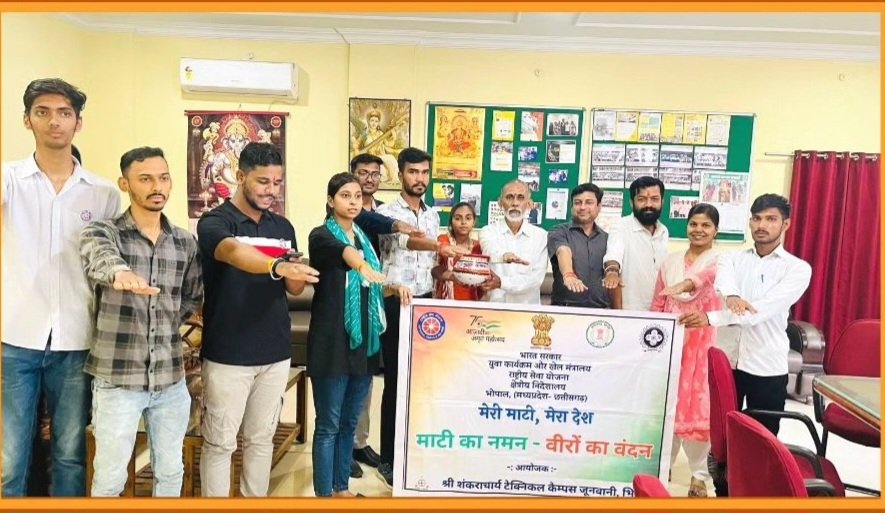 Harshadsinha2's tweet photo. Volunteers of @Nss_ssgi organised "Kalash Yatra" on SSTC Campus under the scheme #MeriMatiMeraDesh.
@_NSSIndia 
@ianuragthakur 
@nsscsvtuCG 
@NSSRDBhopal 
@YASMinistry 
@NeetaBajpai5 
@dr_dsraghu https://t.co/nLKURg6V4Q