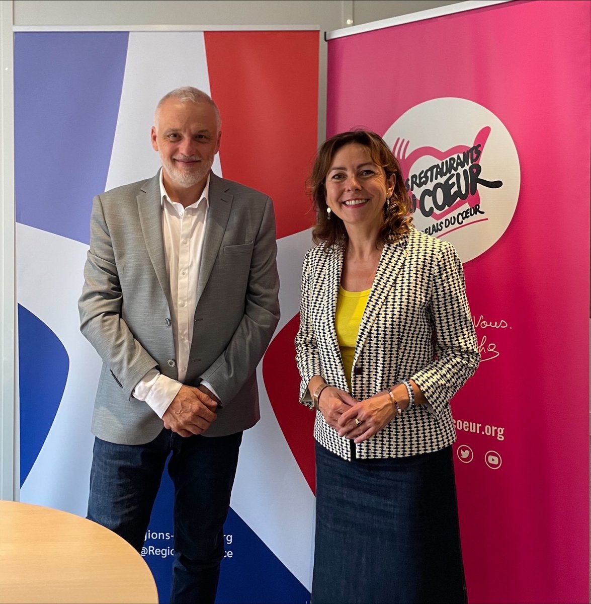 restosducoeur's tweet photo. Les Restos du Cœur et @Regionsdefrance signent une charte dans le cadre de la lutte contre la précarité et l’exclusion 🤝 https://t.co/YvEN3ByHXA