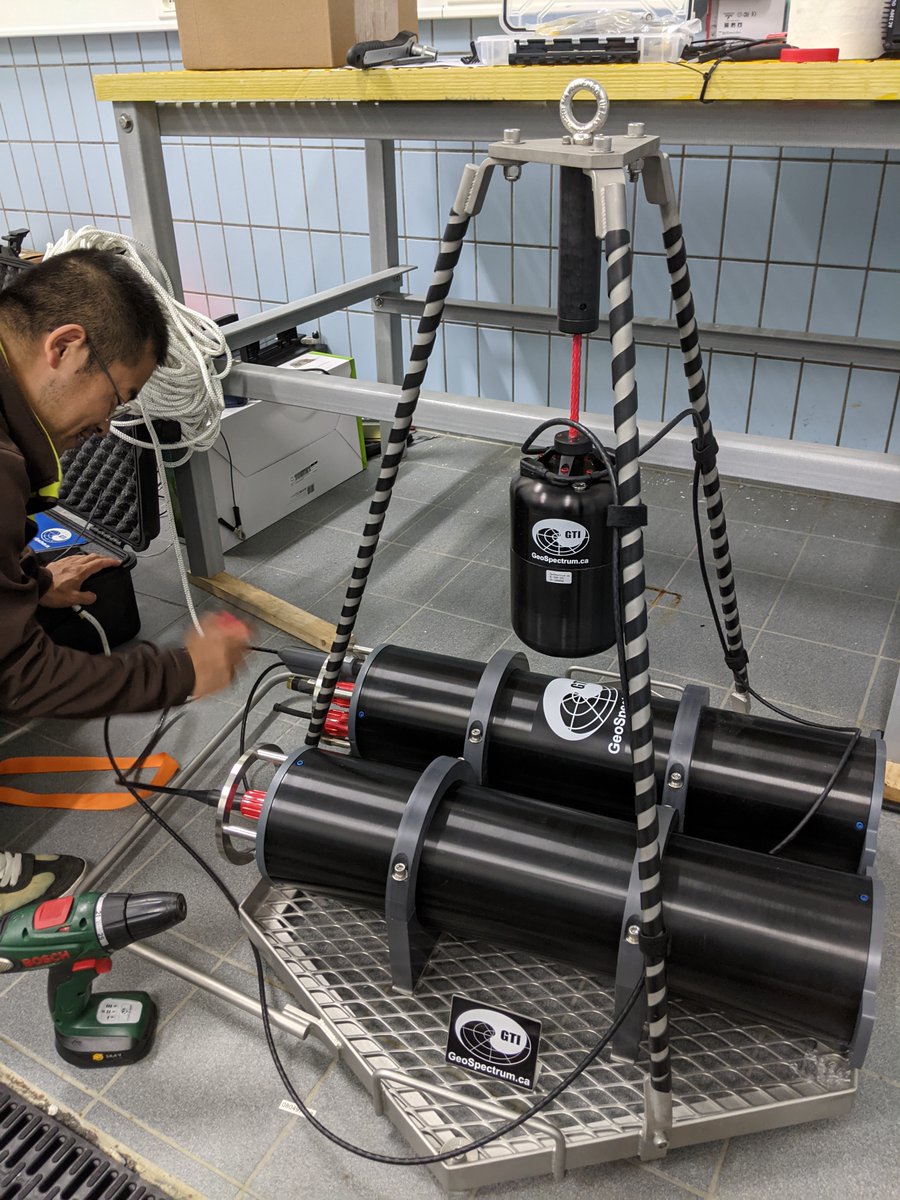 Alessandro Cresci (@alessandrocre90) on Twitter photo To assess effects of underwater noise on marine animals, we need to study how they use and respond to sound directionality. Our latest work quantifies directionality of anthropogenic noise with an AVS. <a href="/HBrowman/">Howard I. Browman (also now @hbrowman.bsky.social)</a> <a href="/Havforskningen/">Havforskningsinstituttet</a> #QUIETSEAS #particlemotion
tinyurl.com/mspm37nu To assess effects of underwater noise on marine animals, we need to study how they use and respond to sound directionality. Our latest work quantifies directionality of anthropogenic noise with an AVS. <a href="/HBrowman/">Howard I. Browman (also now @hbrowman.bsky.social)</a> <a href="/Havforskningen/">Havforskningsinstituttet</a> #QUIETSEAS #particlemotion
tinyurl.com/mspm37nu