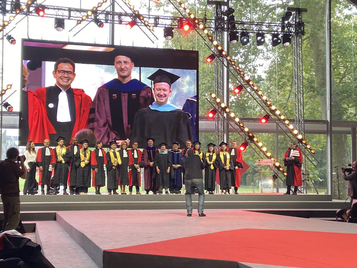 EDHEC_BSchool's tweet photo. Congratulations to the majors of the #EDHECMASTER promotion for our #EDHECCelebration #ProudlyEDHEC #MakeAnImpact https://t.co/msltUxklCh