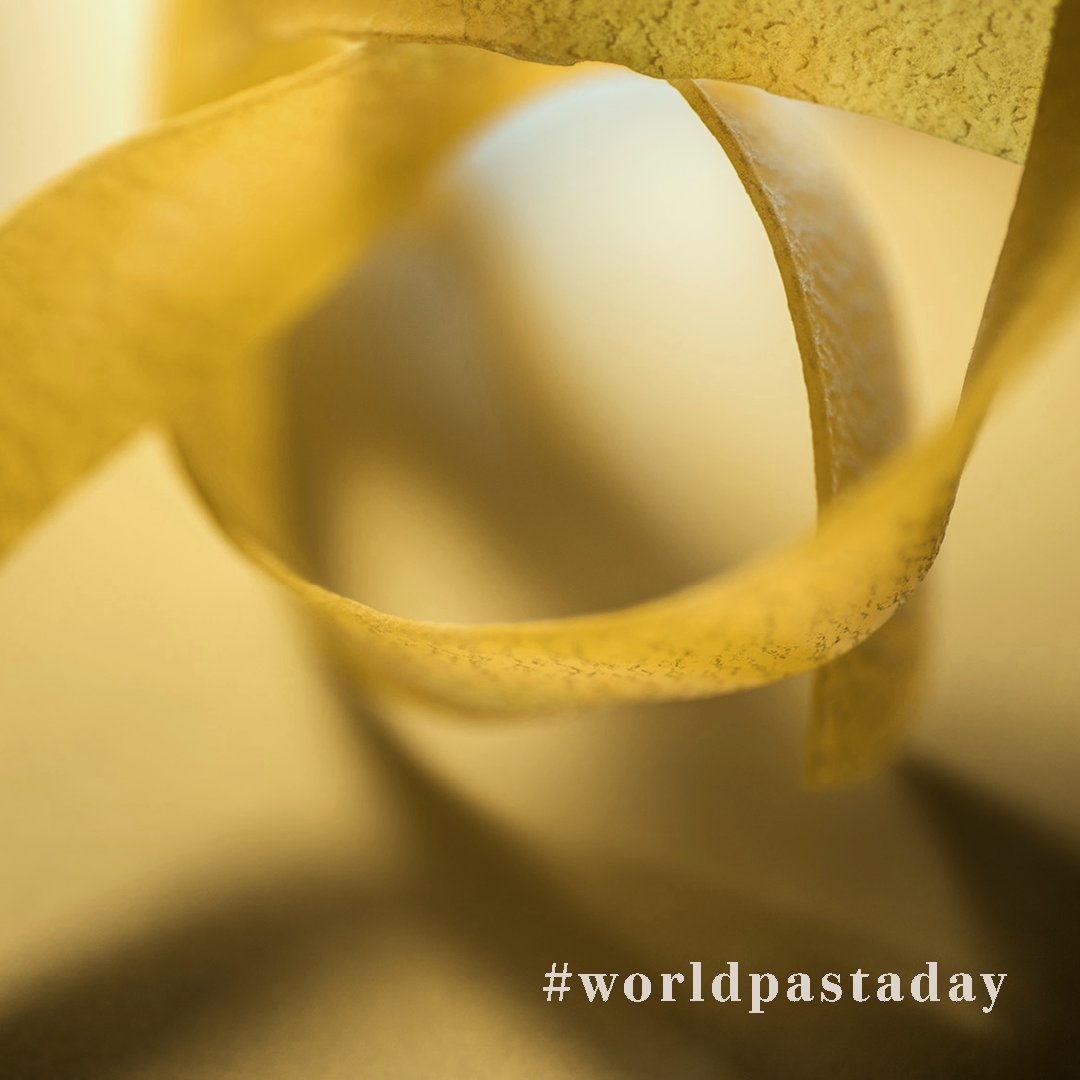 L'amore per la pasta fa il giro del mondo.  Ma parte dai territori, da chi coltiva il grano, da chi impasta e crea nei pastifici.  Buon #worldpastaday, un giorno #Dedicato a chi pensa alla #pasta quando gli dicono: è arrivato primo!

#granoro