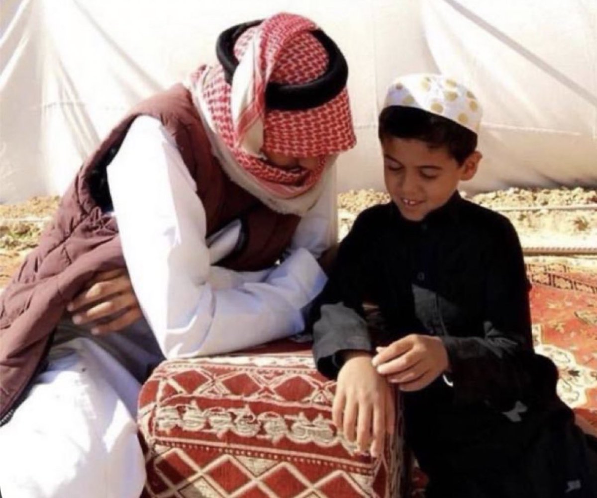 bn_jdraan's tweet photo. ايه امتلي للناس …لين ودماثة
____ما كنّي اللي جرّب الفقد .. لِلّه 
واللي اندفن بالقبر الاقصى ثلاثة:
____ خويي، ومشكاي،"وابوي كلّه "!
 #اليوم_العالمي_لكبار_السن @aljamal__ https://t.co/WDMn81vGB3