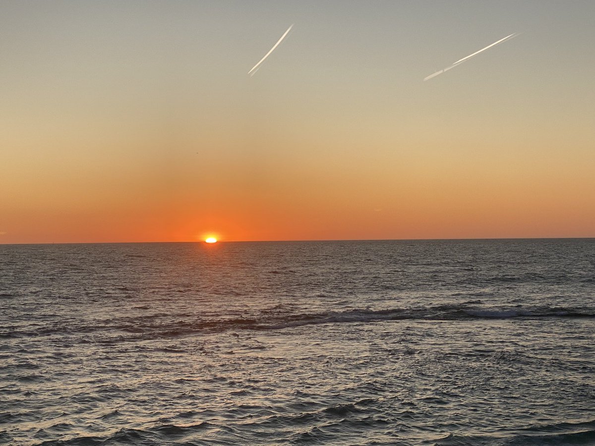 PeterFrench9's tweet photo. Sunset at North Beach and 28 Degrees life’s good 😊 https://t.co/m0vyzlRKNL