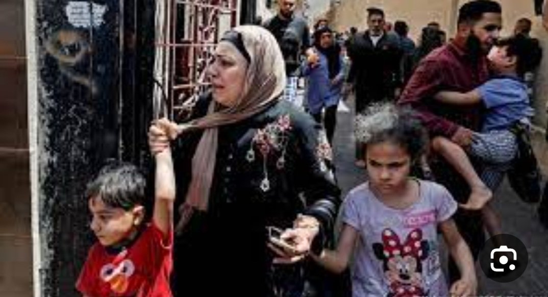 تشهد بغداد الان أضخم تظاهرة صدرية في ساحة التحرير دعما لقضية فلسطين ..كنت اتمنى ان تكون عراقية خالصة لكن للأسف الجانب الايديولوجي طغى  على الروح الوطنية ..طلب التيار من انصاره بارتداء الأكفان جعلها محصورة بهم