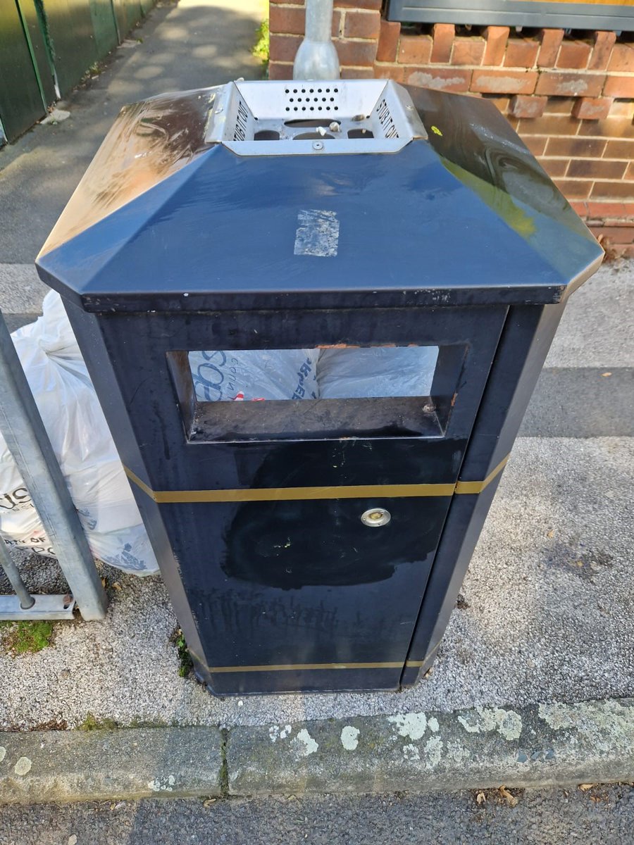 Clean_Leeds's tweet photo. A big #Thankyou once again to Ryan working around #LS11 & #LS10 helping to keep the area #Clean and #Safe for the #Community @James_A_Rogers @LeedsCC_News @LeedsCC_People #lovewhereyoulive #ALAW #cleanleeds #environmentalawareness @SaferLeeds #1manandhisbarrow https://t.co/cKaAintgbU