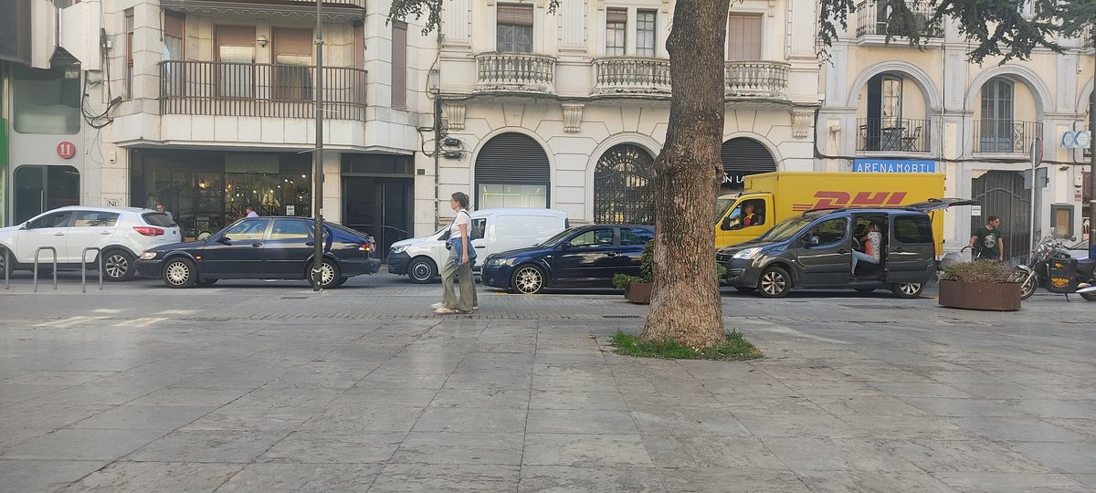 stiwiecaralibro's tweet photo. Sort que està prohibit estacionar perque no hi cap ni un cotxe més...🤦
#blondel #lleida https://t.co/OPeHSbg000