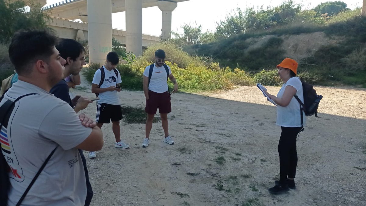 GeografiaUa's tweet photo. viernes de salidas de campo
grado en #Geografía y Ordenación del Territorio
Asignatura: Hidrogeomorfoogía, 2º curso
profesora: @Estegarbo
Lugar: riu Sec, assuts de Mutxamel i Sant Joan d'Alacant
#hidrologia #geomorfologia #riuSec #assut #mutxamel #santjoandalacant #geografiaua https://t.co/v1GSJm30es