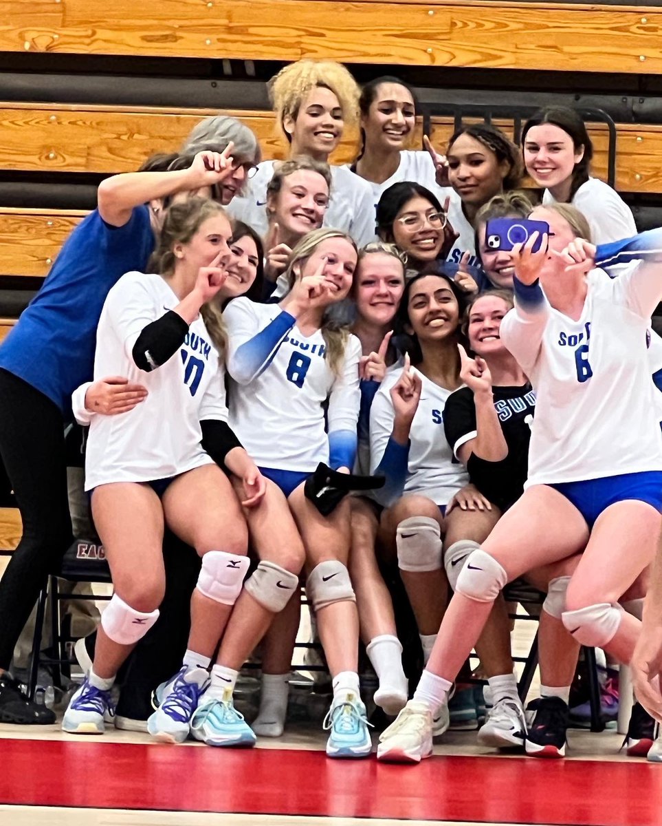 SofoVolleyball's tweet image. South beat West 3-2 last night!! This team has bonded and are ready to battle Saturday vs. Central at 11:00 am in the 7A Regional Finals (tournament is hosted at Milton) #SouthStrong #Lady War Eagles 🦅