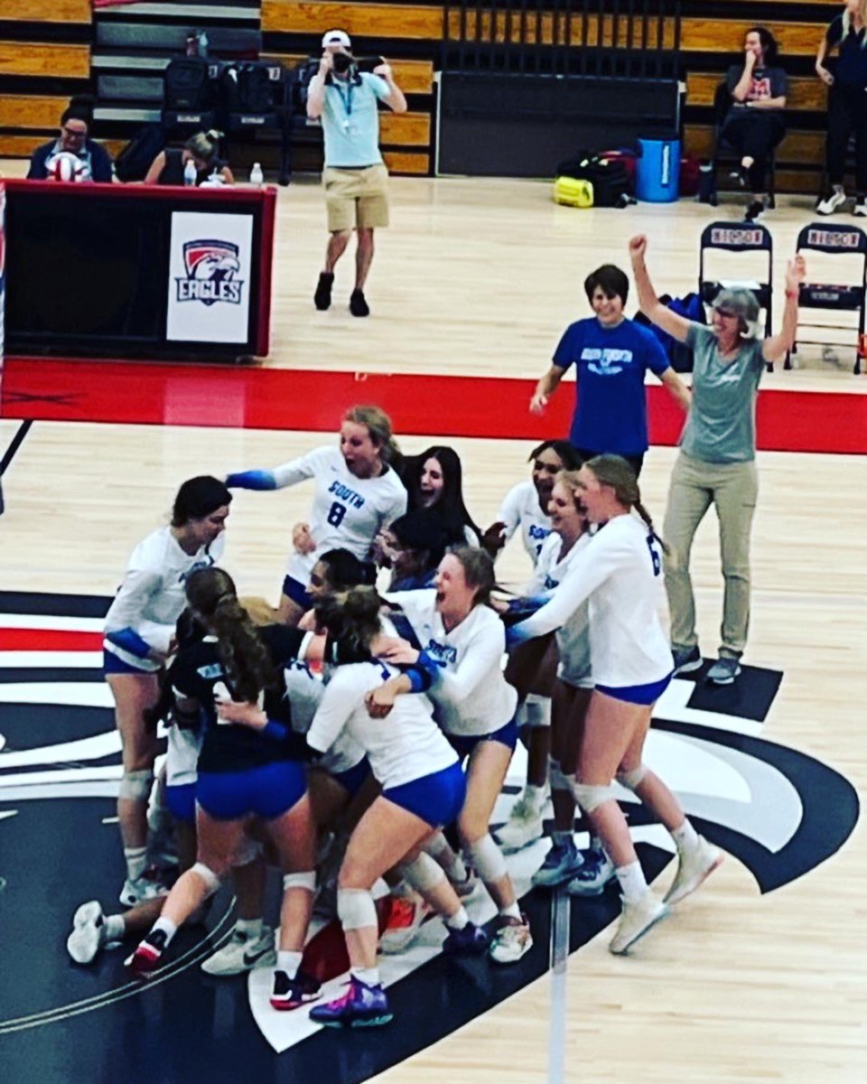 SofoVolleyball's tweet image. South beat West 3-2 last night!! This team has bonded and are ready to battle Saturday vs. Central at 11:00 am in the 7A Regional Finals (tournament is hosted at Milton) #SouthStrong #Lady War Eagles 🦅