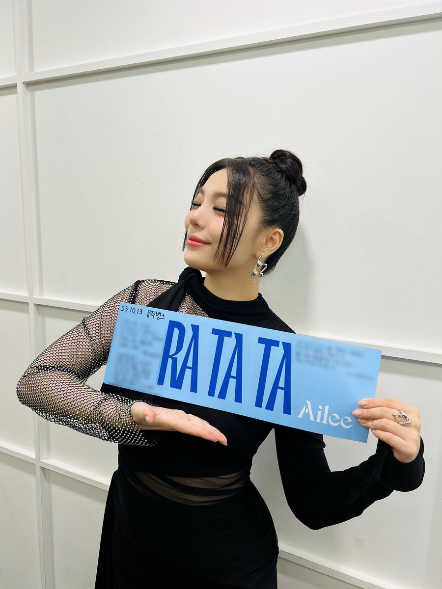 itzailee's tweet photo. [📸]
231013 | #KBS #뮤직뱅크

사전녹화부터 생방송까지 우리 에일리언 고마워요🥰
라!타!타! 외치는 에일리언들 귀여워✨
내일 쇼!음악중심도 함께해요!😆

#에일리 #Ailee #RATATA https://t.co/PBOQxEKt2m