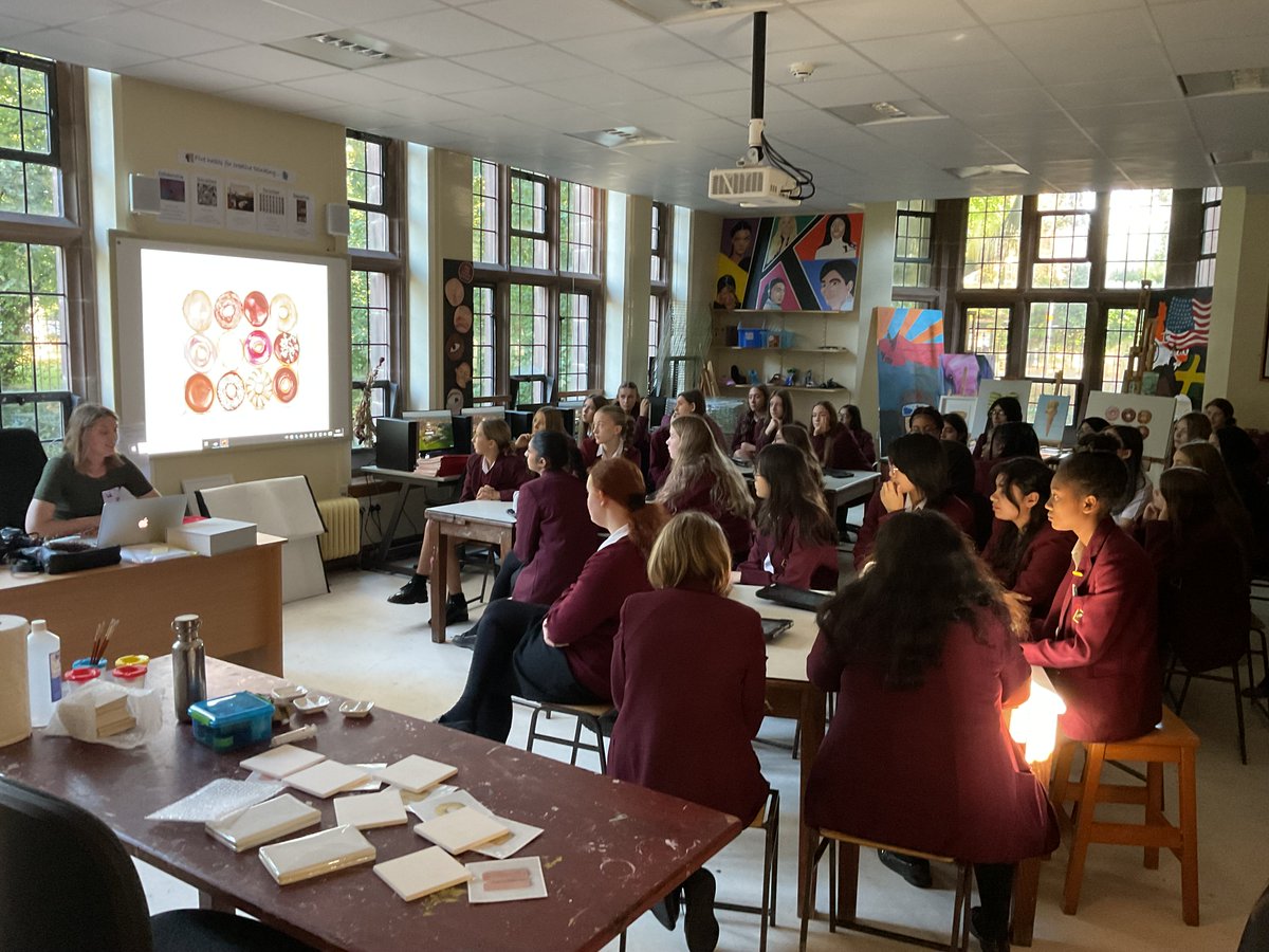 BSGDArt's tweet photo. Great to have Joel Penkman visit us and the year 10 students learned so much and had a go a few painting techniques, great for their GCSE project on Identity #BSGDArt #BSGDcreate #BSGDYr10
@BoltonSch https://t.co/qnVSu0AM58