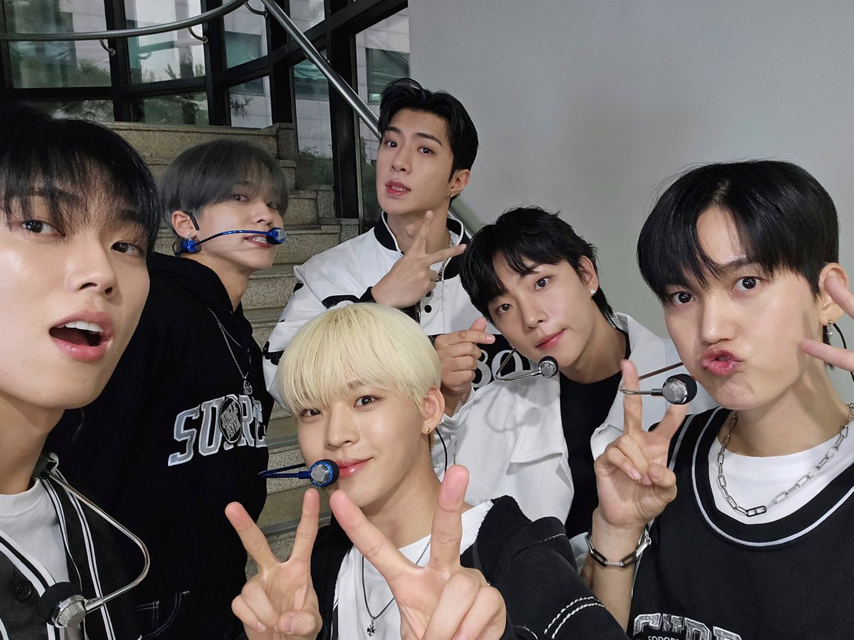 [#LightONF] 23.10.13 뮤직뱅크 📸

온앤오프 마음에 퓨즈가 분다〰️🥰 함께한 두 번째 음악방송도 성공적💞 퓨즈의 커다란 응원으로 뮤뱅 complete✌️😎

#온앤오프 #ONF
#바람이_분다 #LOVE_EFFECT