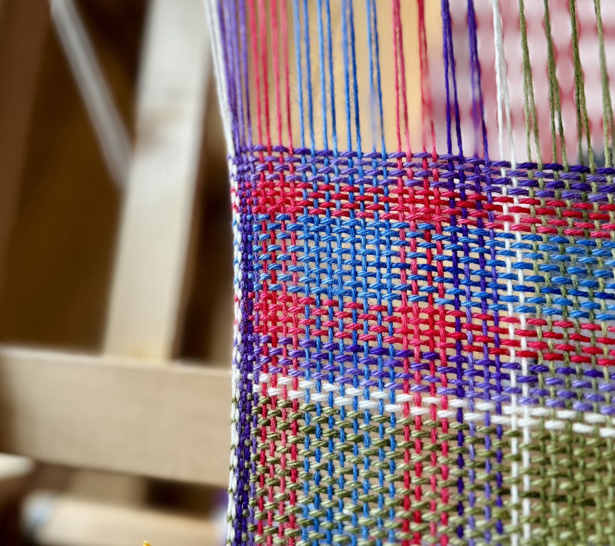 Justtextiles's tweet photo. Keeping as neat an edge as possible when hand-weaving is important to me for the finished look.
The fingers learn to feel the right tension and ensuring attention is paid as I go is paramount.
#handsonwork #artisanmade #heritagecraft #britishwool #noplastic https://t.co/RhMwXlQtHX