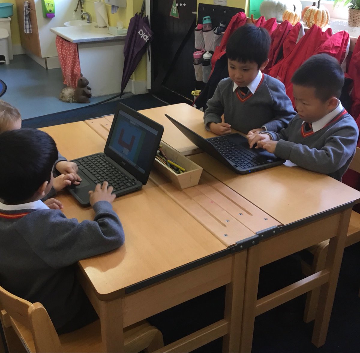 SJC_Infants's tweet image. #SJCR6 have been testing their mouse skills in their computing lesson this morning. 💻 #SJCComputing #SJCInfants