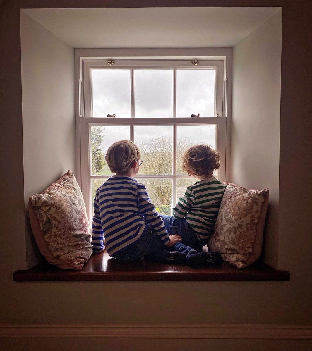 _RoseCollection's tweet image. How gorgeous is this photo from @ georgian_and_welsh on instagram?! Such a cosy spot looking out of the #RoseCollection sash window 🌹🥰