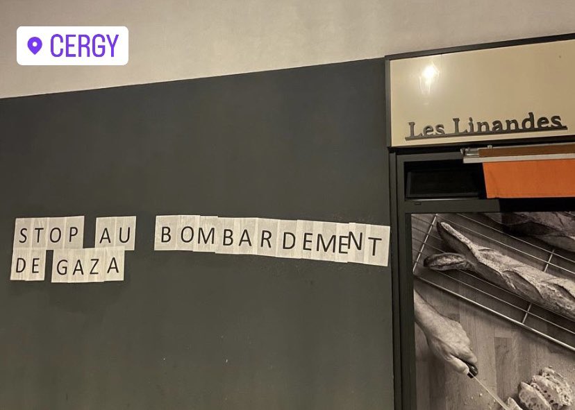 Des jours que #Gaza est sous les bombes.

Et le Gouvernement croit pouvoir faire taire ceux qui défendent les droits des palestiniens ?

Malgré l’interdiction, des milliers de personnes se sont rassemblées à Paris.

De Cergy à Villejuif, les murs crient soutien à la #Palestine 🇵🇸