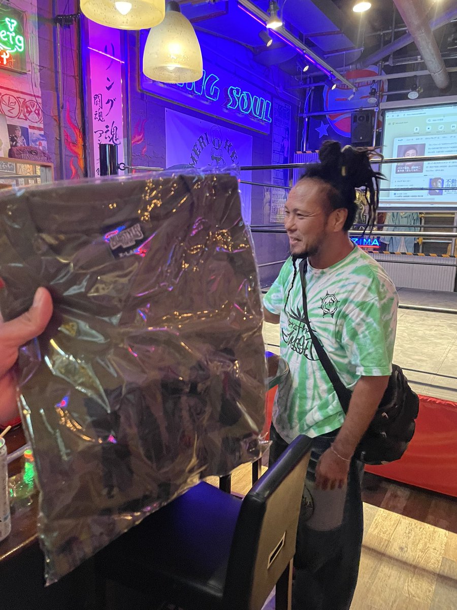 KOUHEI00715's tweet photo. リングソウルに着くと、
ヤッシーさんから
"檀家さんにプレゼント!"と…
ヨーロッパで舐められないようにこれを着るんだ!と熱いエールをいただきました!ありがとうございます!
神戸から世界へ2度目のチャレンジもあと少しでスタート👊⚓️🇩🇪✈️
#リングソウル
#格闘探偵団
#KTdan
#WeLoveWrestling https://t.co/PFrXu9kNno