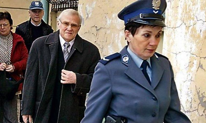 Projekt_RazRaz's tweet photo. ,,Dostałem od służb specjalnych wojskowych zadanie, aby znaleźć za granicą firmę, która mogłaby pełnić rolę „konia trojańskiego”, to znaczy która mogłaby służyć do wprowadzenia agentów na obszar na Zachodzie w dziedzinie mediów. Był to rok 1987. Jedyną firmą zagraniczną w dziedzinie mediów, którą znałem, była firma należąca do Jana Wejcherta, ulokowana w Irlandii. Firma ta nazywała się Cantal, a później zmieniono jej nazwę na ITI. Zapytałem służby wojskowe, czy mogę podjąć kontakt z Wejchertem. Otrzymałem wówczas informację, że ON JUŻ WSPÓŁPRACUJE ZE SŁUŻBAMI WOJSKOWYMI, więc będzie to proste".

Zeznanie Grzegorza Żemka w trakcie procesu dotyczącego afery FOZZ. Dziesięć lat po wydarzeniach, do których odniósł się Żemek (na zdjęciu), Wejchert założył z Mariuszem Walterem (również posiadającym bardzo ,,interesującą" przeszłość) pewną znaną i kochaną telewizję.

TVN.

A teraz przejdź się z długopisem i notesem po polskich liceach i uczelniach. Czy po tych prestiżowych i renomowanych również? Otóż, po tych prestiżowych i renomowanych PRZEDE WSZYSTKIM. Od nich zacznij.
I zapytaj nowe pokolenie Polaków, kto jadł sałatkę w Sejmie. Ogromny procent ankietowanych bezbłędnie odpowie, że Krystyna Pawłowicz. Zapytaj który znany polityk jest niski. Odpowiedź ,,Jarosław Kaczyński" zgarnie wynik bliski stu procent. Zapytaj który prawicowy polityk brał kiedyś udział w ,,Tańcu z Gwiazdami". Mnóstwo osób poprawnie odpowie, że Krzysztof Bosak.

A na koniec zapytaj ilu z nich słyszało o tej, wypowiedzianej podczas procesu, wypowiedzi Żemka o założycielu TVN. Gwarantuję, że zapadnie głucha cisza. Wychyli się może jakiś promil zainteresowanych rzeczywistością i próbujących samodzielnie myśleć ,,oszołomów", na granicy błędu statystycznego. Możesz też zadać pytanie pomocnicze: ,,Czy wiesz komu komunistyczny propagandysta, rzecznik prasowy reżimu niewolącego Polaków - Jerzy Urban, polecał do zadań specjalnych i esbeckiej propagandy Mariusza Waltera, późniejszego założyciela TVN?" Gwarantuję, że reakcja będzie taka sama. Statystyczny student strzeli karpia, a jak usłyszy odpowiedź, nazwie cię hejterem i zwolennikiem teorii spiskowych, mimo że mówisz o fakcie historycznym, potwierdzonym dowodami.

Żyjemy w czasach, w których media, dzięki ogromowi siły swojego przekazu ułatwiającego im funkcję wychowawczą i narzucanie społeczeństwu czym się wolno interesować a czym pod żadnym pozorem nie wolno (pod groźbą ,,obciachu" albo nawet zarzutu o faszyzm i przypięcia odpowiedniej łatki), są w stanie przekierować uwagę społeczną z DOWOLNEGO TEMATU na symboliczną sałatkę.

Że oni są bezwzględnymi, cynicznymi hienami, które celowo i bardzo konsekwentnie, systematycznie, z precyzją lasera od wielu lat dezinformują nowe pokolenia i tworzą z nich bezkształtną, bezideową masę, której jedyną cnotą życiową jest fałszywie pojmowana ,,tolerancja" i ,,otwartość", które mają zastąpić im cechy przyświecające młodym pokoleniom w przedwojennych czasach wolnej Polski, czyli cechy takie jak dążenie do prawdy, ciekawość, szacunek do historii i poczucie przynależności narodowej - to, że dzisiejsze media (sterowane często przez układy polityczne) robią co mogą, żeby zgwałcić umysły kolejnych pokoleń, jest jeszcze od biedy do zaakceptowania. Zło i sprzedajność trawiły przecież nasz kraj od środka od setek lat, to zjawiska wliczone w koszty.

Ale to, że my, jako całość, tak łatwo dajemy się dymać i tak tanio się sprzedajemy - to jest akurat bardzo trudne do zaakceptowania. Dla przyzwoitego człowieka - wręcz niemożliwe.