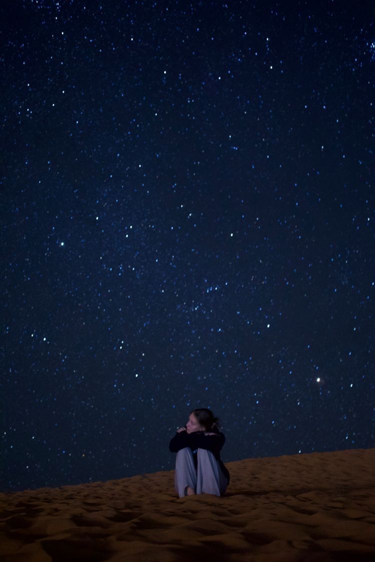 Viviifernande's tweet image. "Somos todos iguais, mas alguns de nós olham para as estrelas"
Oscar Wilde