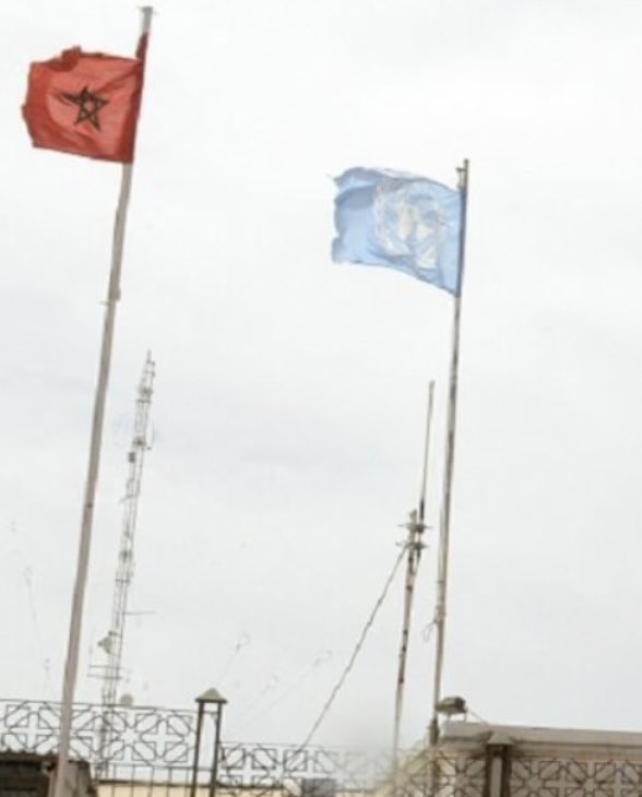 At the entrance of the #UN's
#PeacekeepingMission in #WesternSahara
#MINURSO, an awkward way-too-tall pole flies the red
Moroccan flag. But it's OUTSIDE, not inside, the UN compound. Such tricky tactics fail to mask reality:
#WesternSaharalsNotMorocco