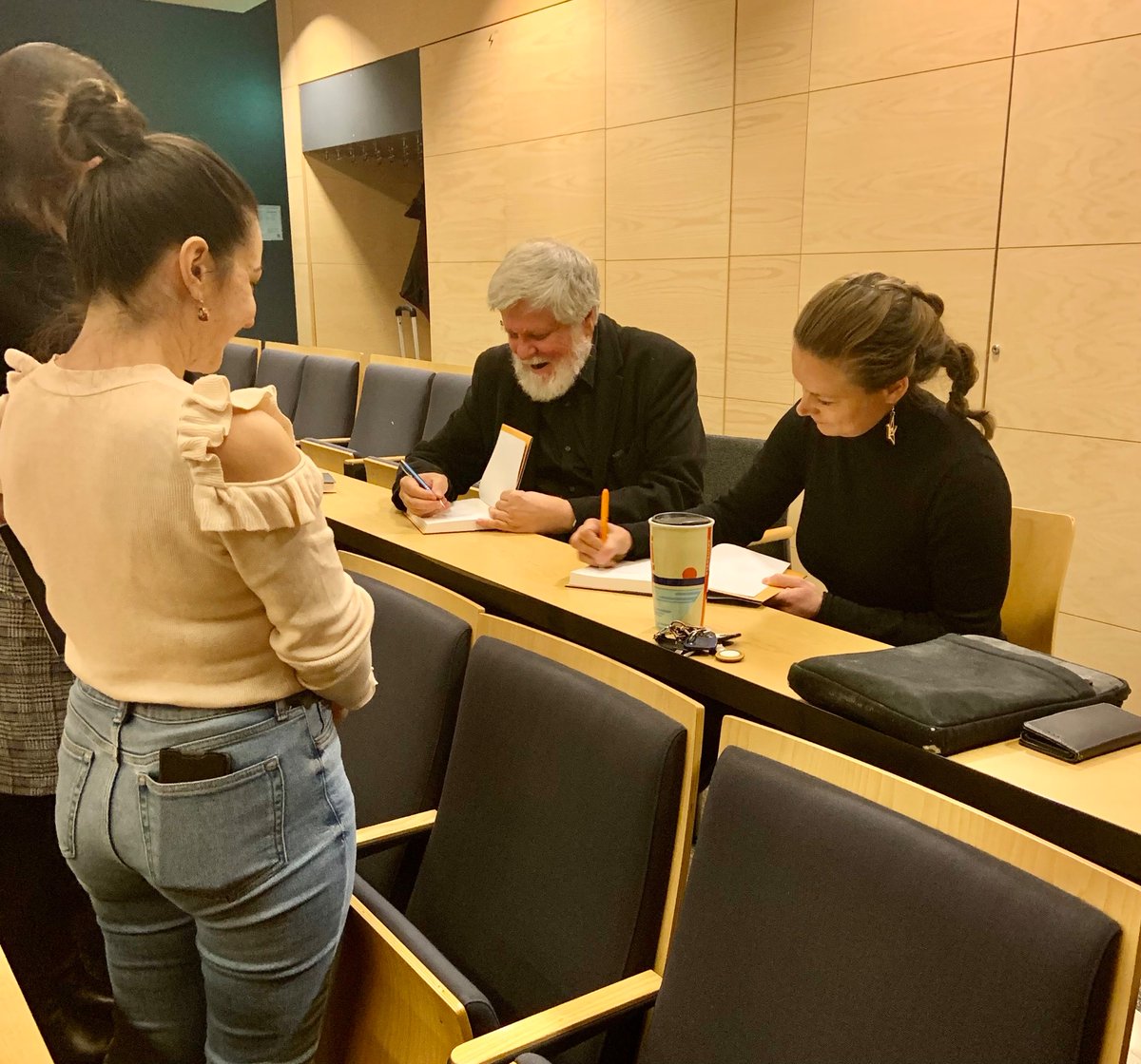 Emilia Kilpua (@emiliakilpua) on Twitter photo Maanantaina esiteltiin kirjaamme Auringosta <a href="/KumpulaScience/">Faculty of Science, University of Helsinki</a> alumnien tiedekirjaklubin ja <a href="/gaudeamuskirjat/">Gaudeamus</a> jÀrjestemÀssÀ tapahtumassa. Moderaattorina oli <a href="/arjvuori/">Aleksi Vuorinen</a> Maanantaina esiteltiin kirjaamme Auringosta <a href="/KumpulaScience/">Faculty of Science, University of Helsinki</a> alumnien tiedekirjaklubin ja <a href="/gaudeamuskirjat/">Gaudeamus</a> jÀrjestemÀssÀ tapahtumassa. Moderaattorina oli <a href="/arjvuori/">Aleksi Vuorinen</a>