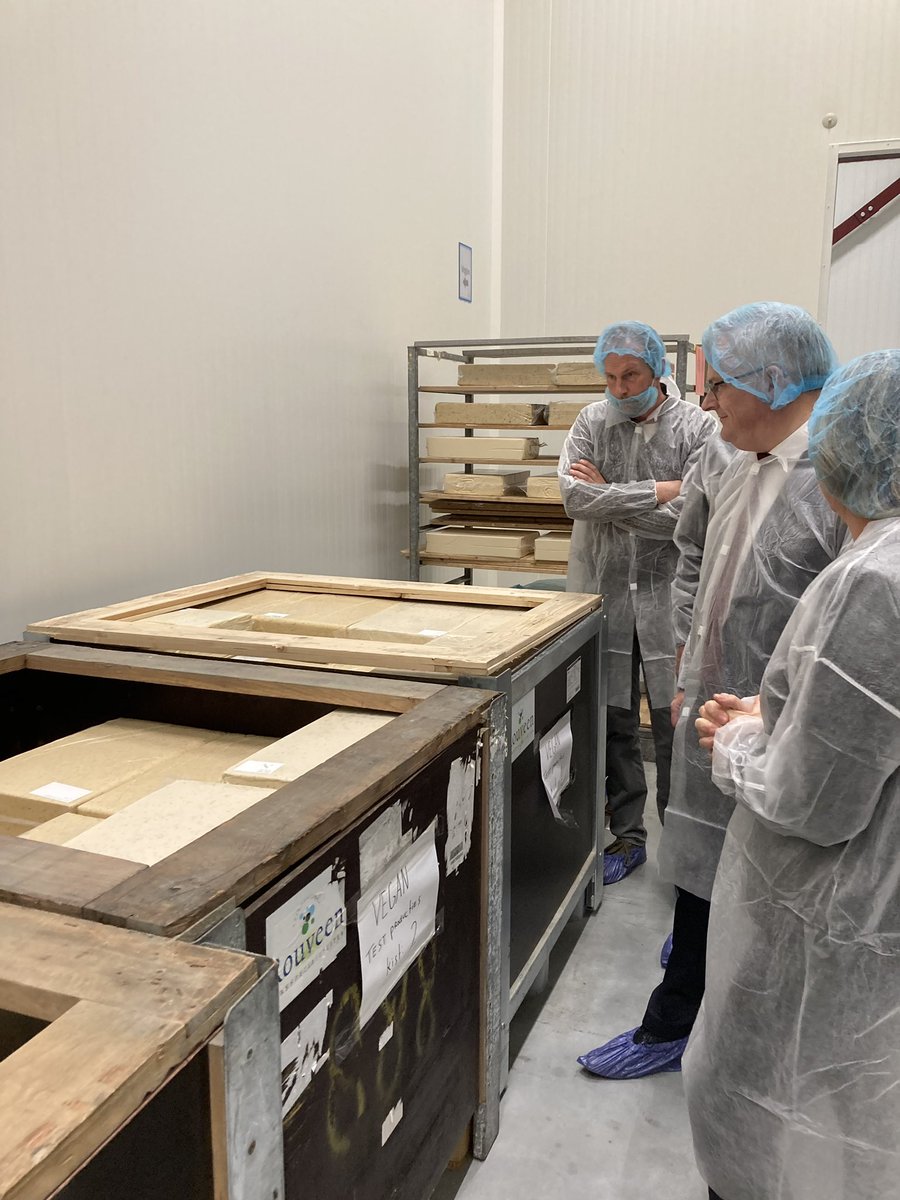 Op bezoek bij Rouveen Kaaspecialiteiten die 'Staphorster Fromance' op de markt brengt. Een echte innovatie: kaas gemaakt van eiwitten uit lupinebonen, geteeld door lokale boeren. Mooi hoe de keten van boer, verwerker tot kaasfabriek samenwerkt voor een smakelijk eindproduct.
