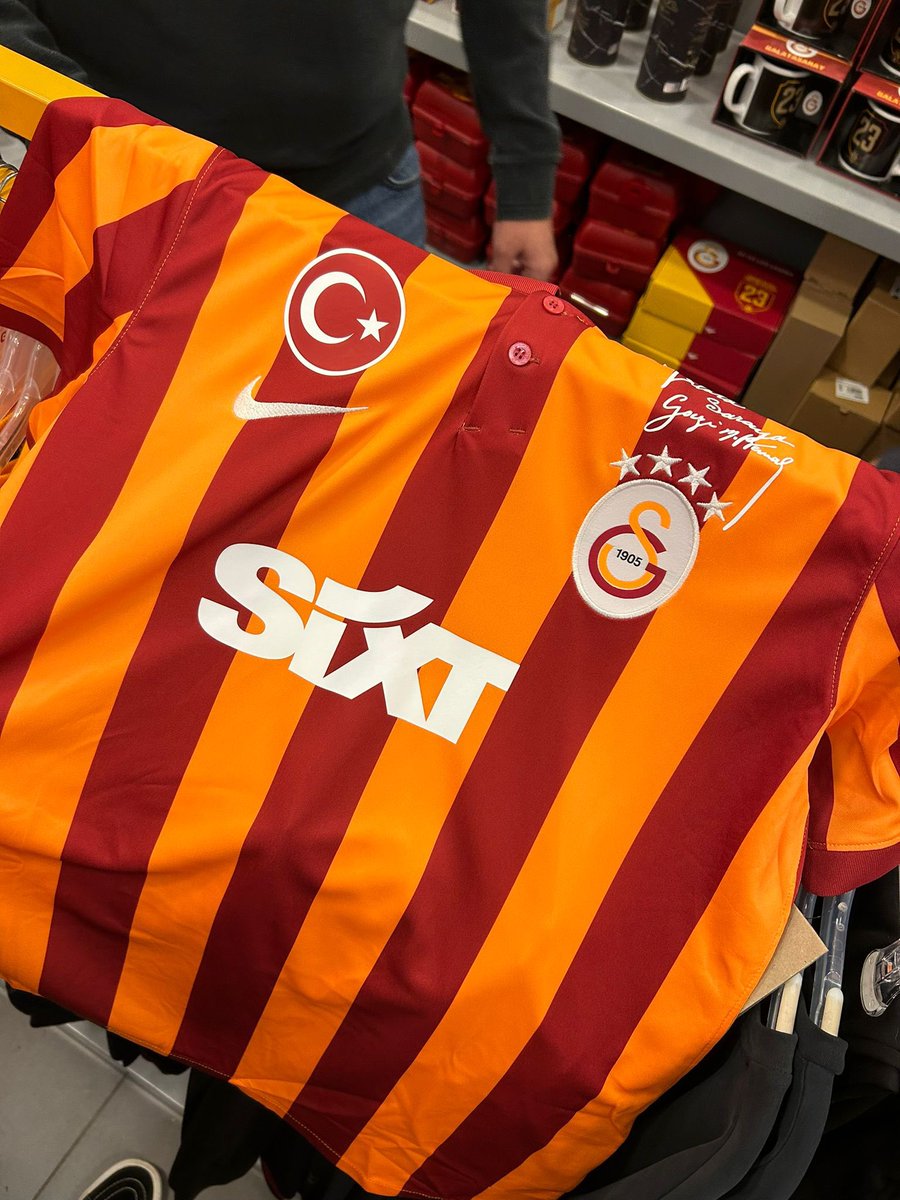 3 kardeşime Galatasaray’ın yeni çıkardığı 100. Yıl formasını hediye ediyorum. 

Twiti favla ve rt yap yeterli ❤️ 💛