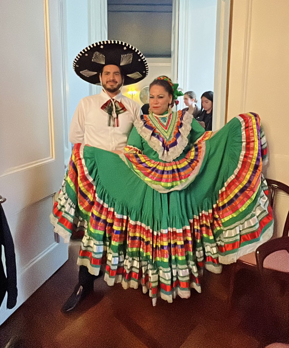 MestizoFolklore's tweet photo. Participando en evento privado en la Residencia de la @Embamexru 
Gracias por la invitación! 🇲🇽🇬🇧🎶🫶🏼 https://t.co/6CQLq7SNgG