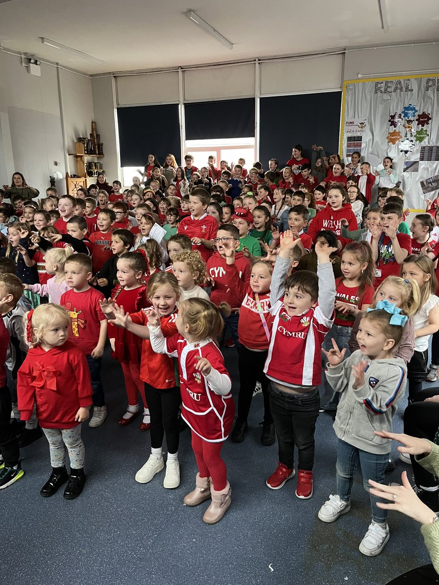 stmarypatrick's tweet image. Diolch to Mared for helping us prepare for the Jambori. We had a fantastic morning singing the songs! @urddmg @CSCJES #jambori2023