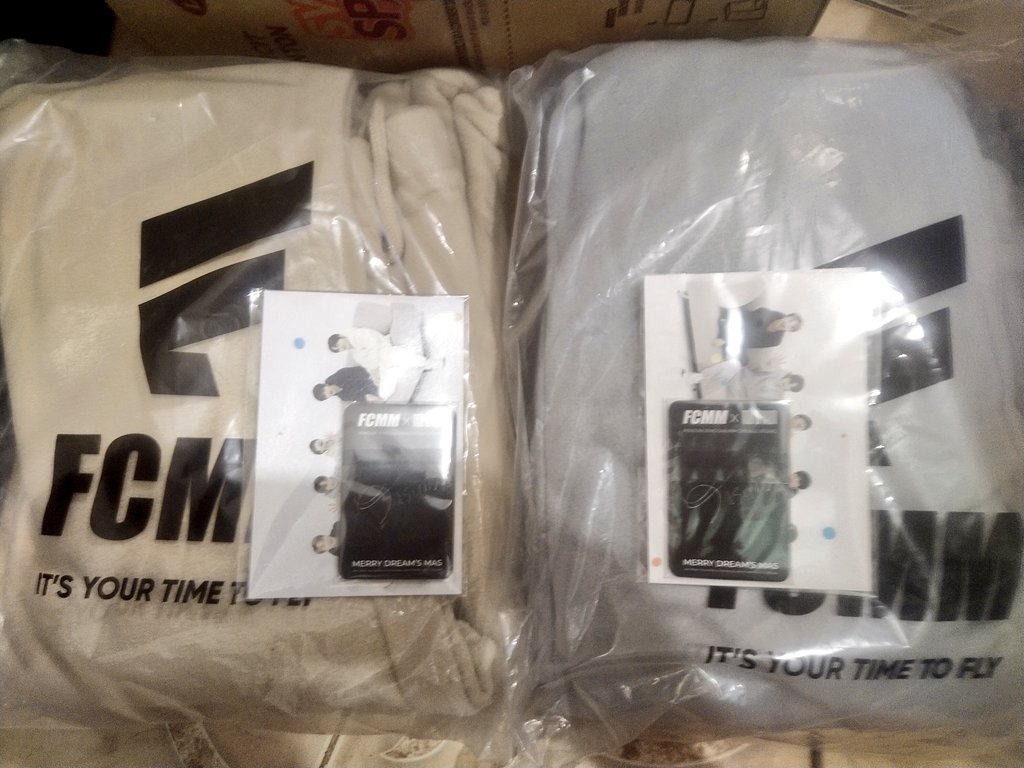 KStanShopPH's tweet photo. HELP RT PLS🙏
#KStanShopOnHands 

ONHAND❣️ 
SEALED FCMM x NCT PC Event PH GO WITH COMPLETE PC POB FLEECE JACKET

Avail: Jeno Large

3,500.00 

💙can do installments
⭕Prio can payo
⭕MOP: Gcash

💌mine/dm to avail WTS LFB nct dream onhand https://t.co/qR0JlGDvea
