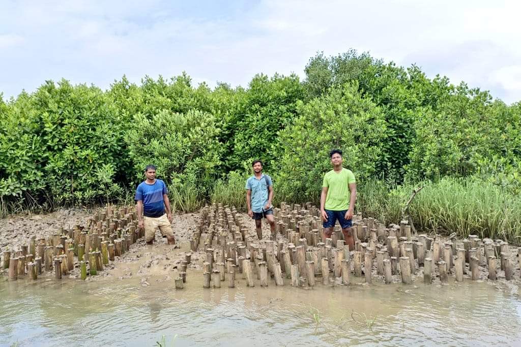 On International Day for Disaster Risk Reduction, let's unite to acknowledge the vital role of Nature-Based Solutions in combatting climate change.🌍🚣‍♂️🌊#OdishaCoast 

#ClimateChange #CommunityAction #Mangroves #OceanHealth #Wetland
#Marshlands #MarineBiodiversity #CommunityYouth