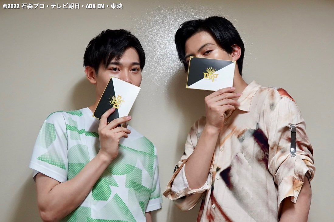 krGEATS_toei's tweet photo. #ギーツFS から1号2号のオフショだコン🦊
やっぱこの2人の並びは嬉しくなっちゃうコンね〜👏

#浮世英寿 が作った誰もが幸せになれる世界を #桜井景和 たちが守っていくんだコン🦊

#仮面ライダーギーツ
#赤い狐と緑の狸 からの #白い狐と黒い狸
#神とパンピー https://t.co/rsTR45Mcwo