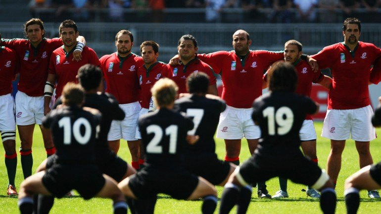 CurtaVermelha's tweet photo. Tomás Appleton, capitão dos Lobos, pediu um Estádio para jogar. E há duas coisas a dizer aqui:

- o Mundial de Rugby em França está a decorrer em simultâneo com a Ligue 1 de Futebol. O Vélodrome, Estádio do Marselha, por exemplo, recebeu o África do Sul - Tonga a 1 de Outubro, e a 5 de Outubro e 8 de Outubro recebeu o Marselha - Brighton e o Marselha - Le Havre. Há relvados capazes de receber jogos de Rugby e dias depois de Futebol

- o último jogo em casa do Benfica esta época é a 12 de Maio. A 25 de Maio, os fãs da Taylow Swift vão destruir o relvado na mesma (demora sempre algum tempo a montar um palco).

Seria fantástico que a Luz se adaptasse para começar a receber jogos dos Lobos e que o Benfica ajudasse o Rugby a dar um outro salto a nível nacional.

A foto é de 2007. Não percamos esta segunda oportunidade do Rugby português.