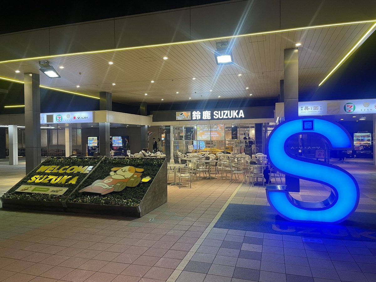 numberrrrrnine's tweet photo. こんな車に乗っておきながら、初めて鈴鹿PAに来た(笑)
グッズもたくさんあって、楽しかったー https://t.co/N2tMDjPSAr
