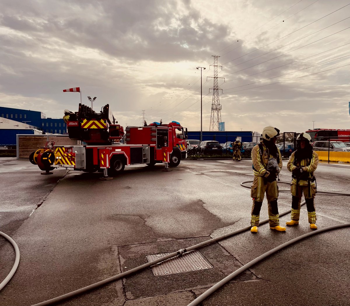 DNC_FDGANT's tweet image. Bij @katoennatie Liquid Services in @zwijndrecht2070   vond vandaag een rampoefening plaats. Met deze oefening testten de hulpdiensten de procedures&amp;amp;multidisciplinaire samenwerking. Door te oefenen verloopt de hulpverlening bij een echte ramp vlotter. #oefenenloont