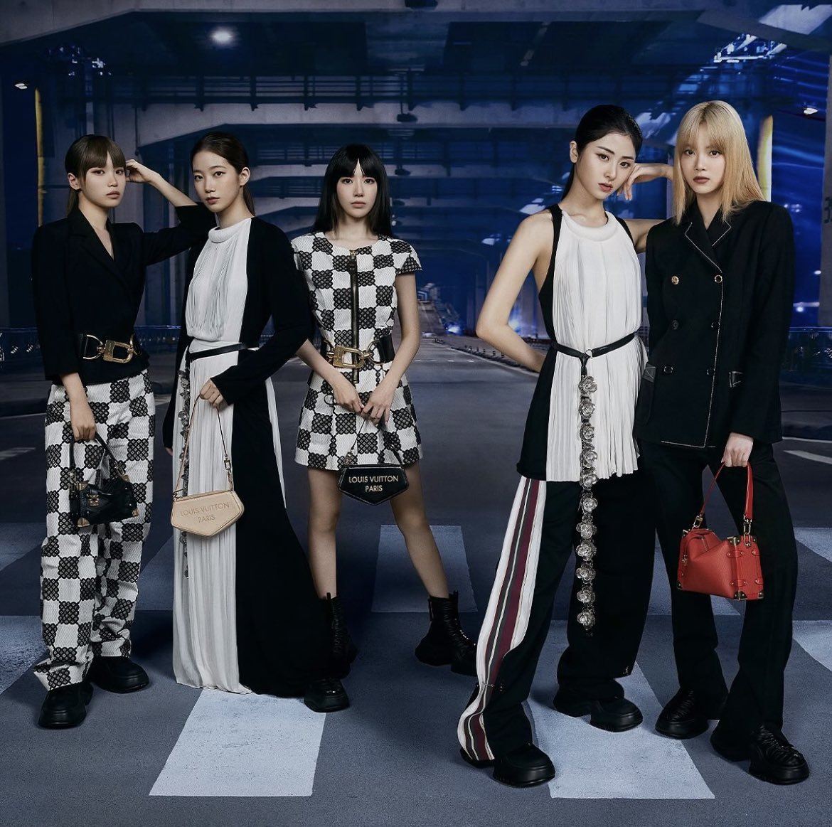 KpopGirlzBands1's tweet photo. #LEESSERAFIM para Louis Vuitton https://t.co/l4Gs2Xp5yI