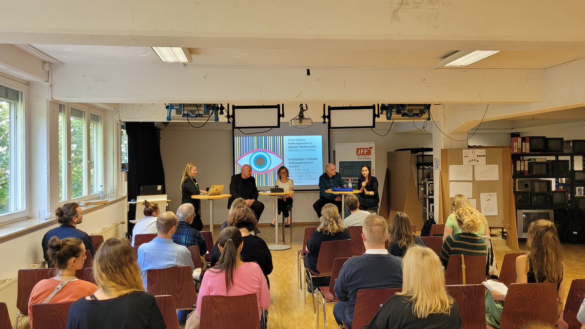 Super Abschluss unserer Tagung #vislit2023: in unserer Podiumsdiskussion diskutieren Susanne Eggert, Thomas Knieper, Katharina Lobinger und Horst Niesyto zum Thema "Bildkompetenzenim Wandel".