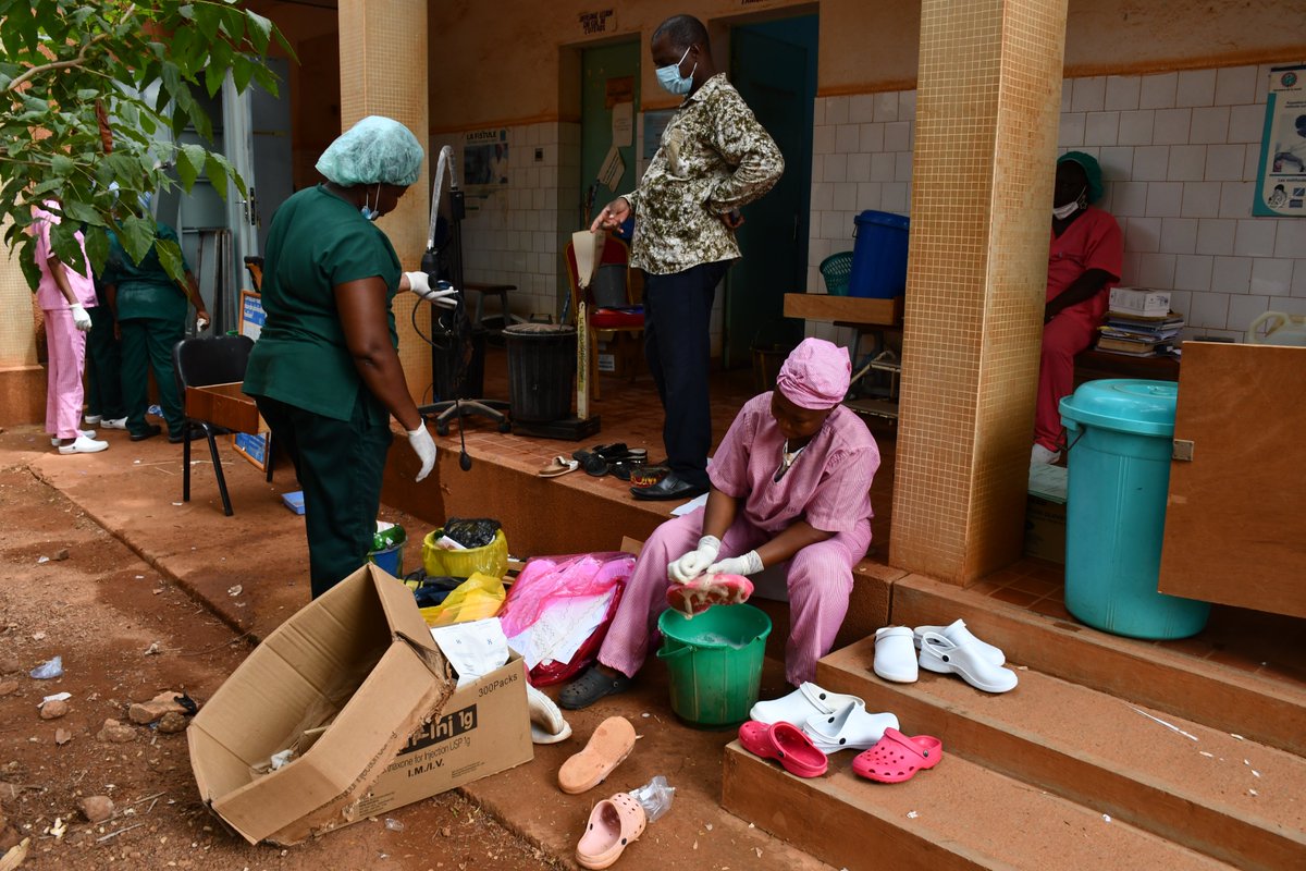 Jhpiego_Burkina's tweet photo. Cette semaine, @Jhpiego avec l’appui de @USAID, a organisé avec le MSHP du #BurkinaFaso, la formation sur site des agents de santé des 3 CHR de la zone du projet IHS sur la stratégie 5S-KAIZEN-TQM pour une amélioration de la qualité des services de santé offerts aux populations. https://t.co/NJX8JW6Yt0