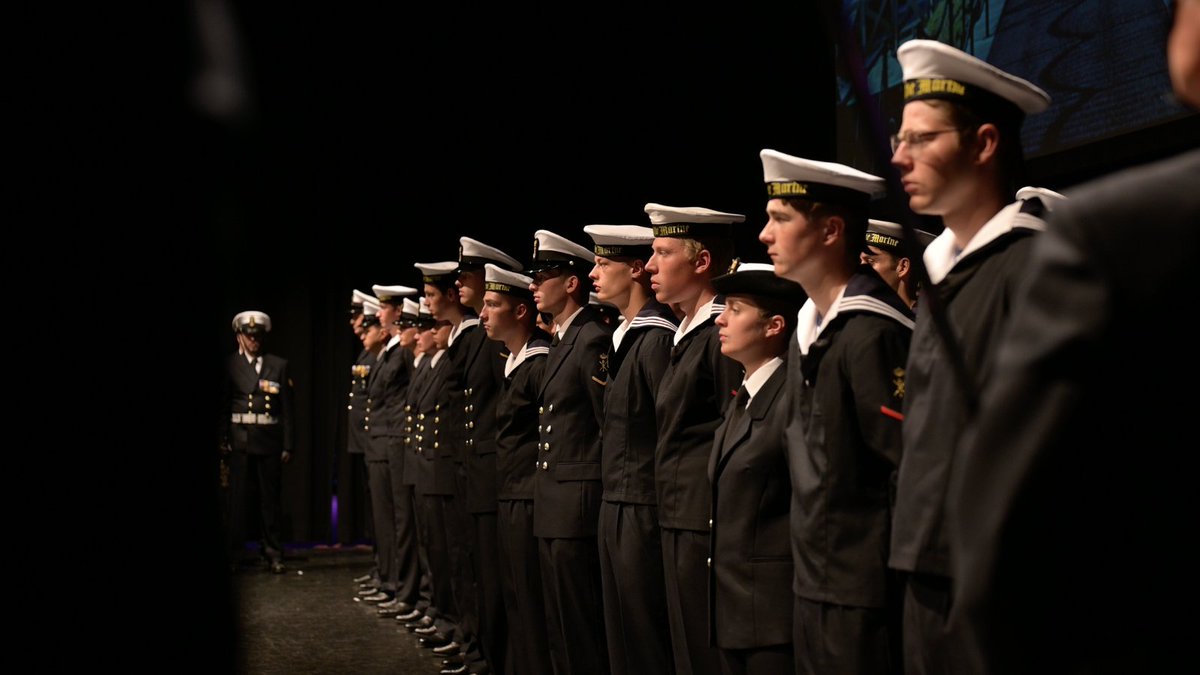 Na een succesvolle afronding van de Eerste Maritieme Militaire Vorming (EMMV) hebben 81 leerlingen de Eed of Belofte afgelegd. Hiermee zijn zij officieel toegetreden als militair bij de Koninklijke Marine. Gefeliciteerd! 👏
#koninklijkemarine #emmv