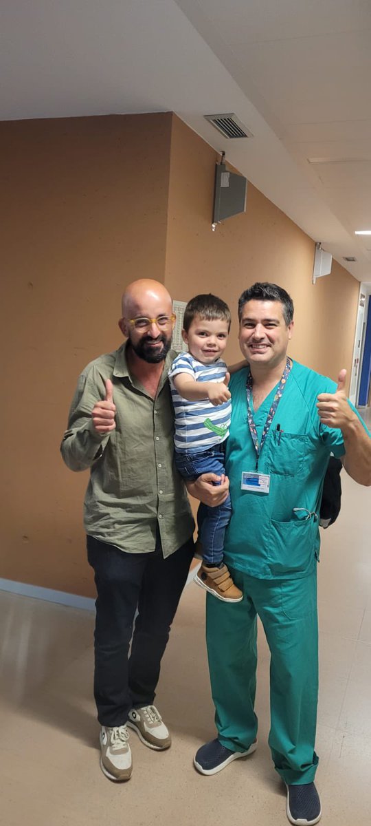 UcipHRUM's tweet photo. Un reencuentro bonito después de un año. No olvidamos la activación de nuestro equipo para el traslado en ECMO de Pablo desde Burgos a Madrid. Esos pulgares hacia arriba son todo un estímulo para nosotros. Gracias a todos los que lo habéis hecho posible. @HRegionalMalaga https://t.co/0FdmgSmUfA