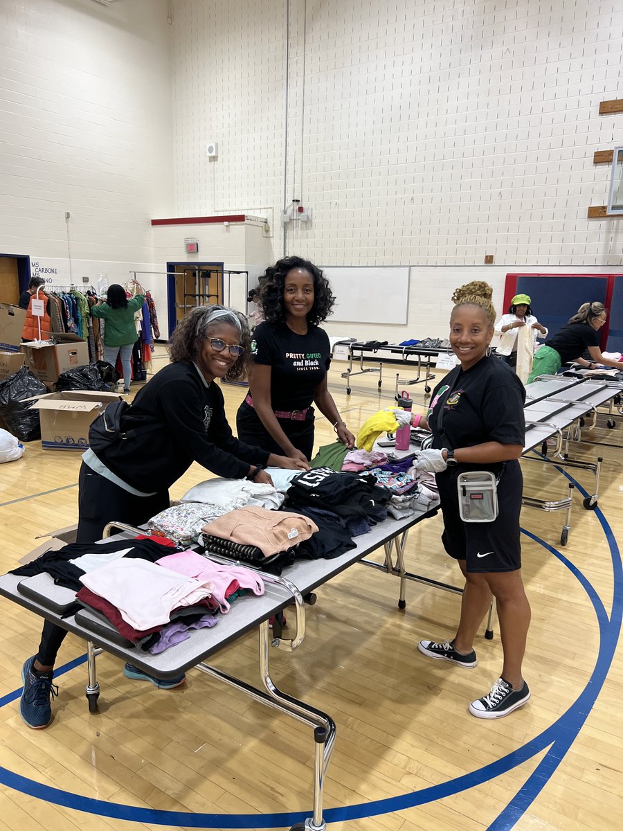 PsiRhoOmega's tweet photo. Over 250 joined the Psi Rho Omega Chapter of Alpha Kappa Alpha Sorority "Family Free Shopping Spree" at Park View High School. Attendees shopped for clothing, enjoyed breakfast, registered to vote, and reconnected after the pandemic. Thanks for your support!
#MARConnects #AKA1908 https://t.co/bZybw7uj7u