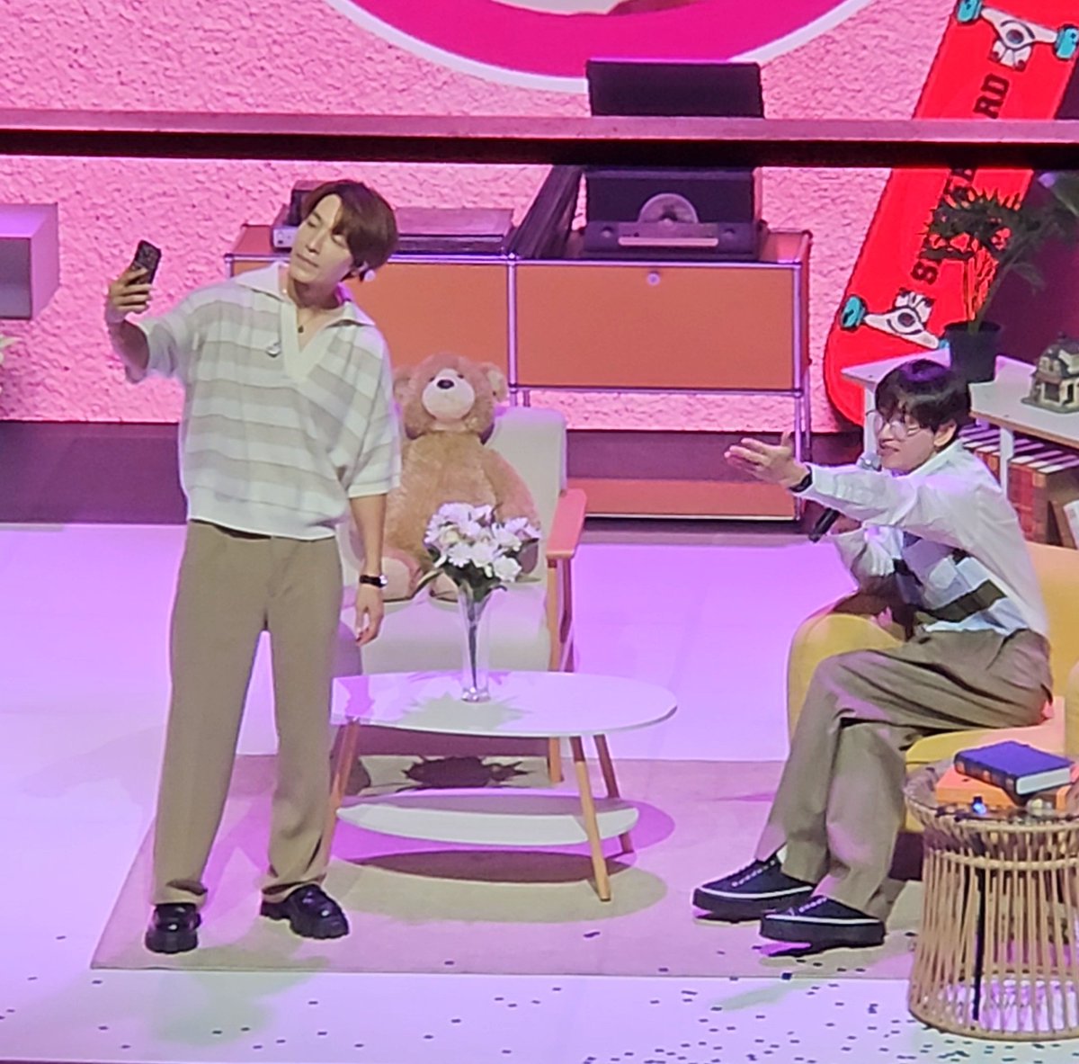remmae126's tweet photo. 본인들 거실 같으세여~~ https://t.co/Hv5EnqV6cj