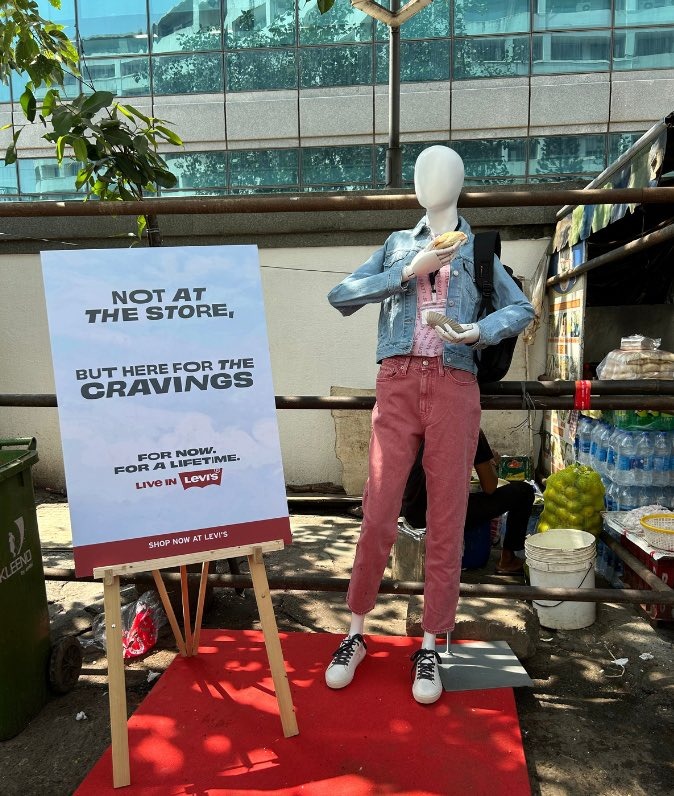 MSDianAbhiii's tweet photo. Even mannequins like Vada Pav, this prove that vada pav is far better than momos
#ForNowForALifetime https://t.co/9mSp1TcLZr