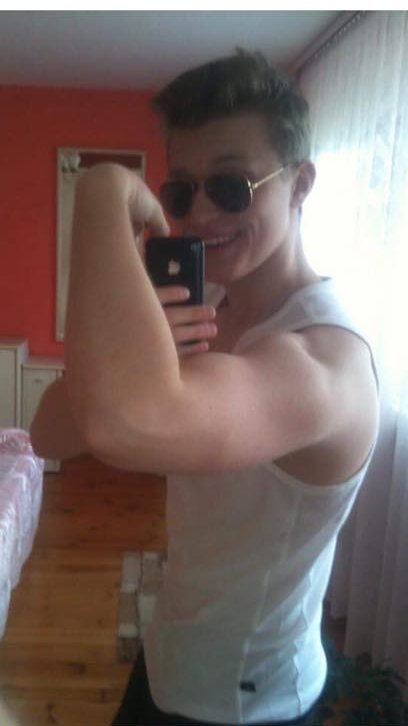 Jactroll's tweet image. Since I see a lot of great transformations of esports players I decided I should share the glowup of my own! 

Never looked better than on the right picture.

#neverstopgrinding #fitnesslife