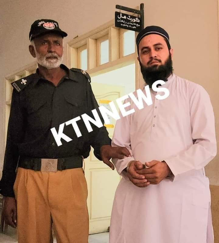 Mustafa3113's tweet photo. شانگلا سوات کے رہاٸشی اسرار خان کو سندھ میں فراڈ کرکے جعلی ڈومیساٸیل بنوانے پر عدالت نے2سال جیل کی سزاسنادی
اسرارنےجعلی ڈومیساٸیل بنواکرٹیچربن کی نوکری حاصل کی تھی اورمقامیوں کےحق پرڈاکہ ڈالا
یہ کیسےمذہبی لوگ ہیں جنکو5وقت کی عبادت بھی یہ سکھاتی ہےفراڈسےکاغزات بنواناحرام گناہ نہیں https://t.co/NHFMXaSx0a