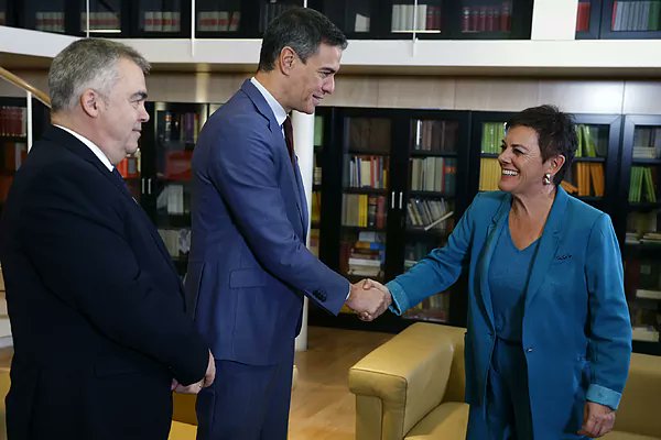 vox_es's tweet photo. Aparte de la infame traición a las víctimas de ETA… el corrupto Sánchez se compra su sillón con el voto de quienes tienen el objetivo de destruir España. https://t.co/ChNlXimxh1