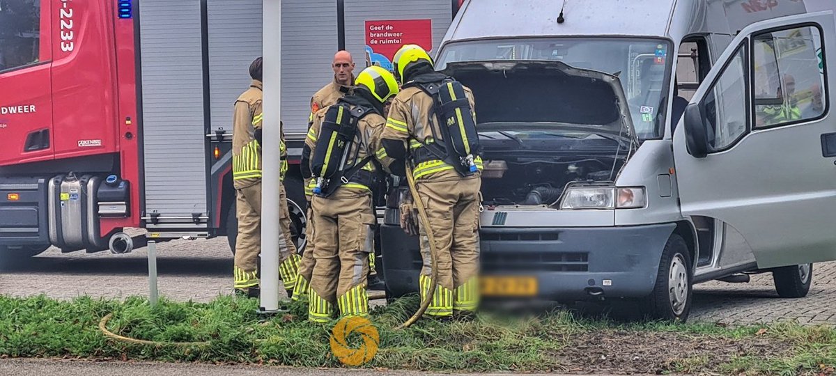 JOVImedia's tweet photo. Brandmelding Camper Leeuwenhoekweg viel gelukkig mee. Voor de zekerheid wat water in motorcompartement #alphen #voertuigbrand https://t.co/keIykOjMK7