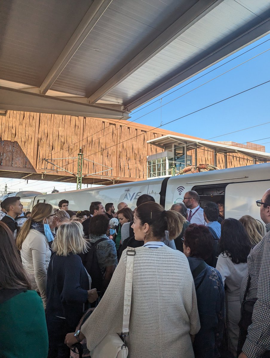 Nos acaban de bajar a todos en Cuenca y palabras literales: no sabemos qué hacer.

No hay autobuses pedidos, no hay trenes en circulación...

<a href="/Renfe/">Renfe</a> <a href="/Inforenfe/">InfoRenfe</a> por favor, haced algo, llevamos desde las 6 de la mañana encerrados en el tren sin soluciones.