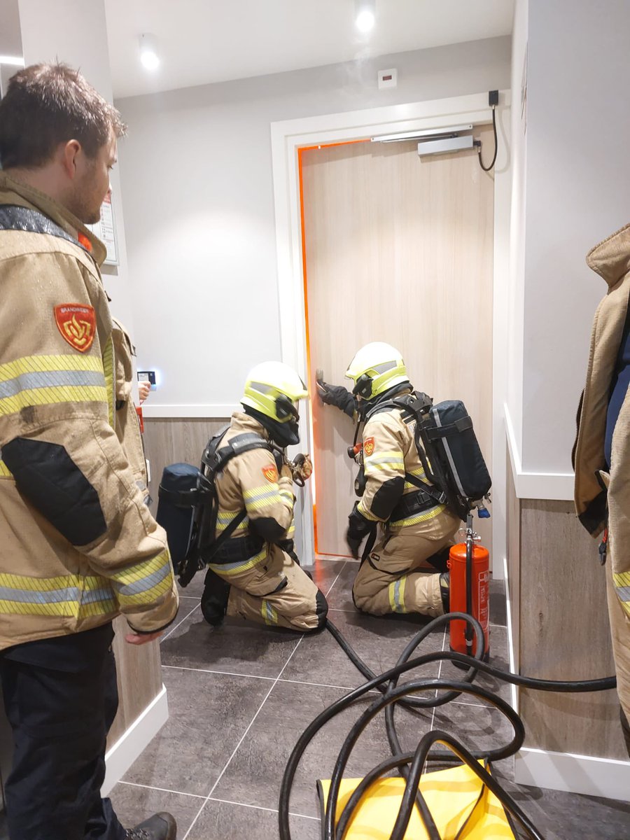 brwDeValk's tweet photo. Donderdag 12 oktober oefening gehouden bij Huize Eben-Haëser in Wekerom. Dit in het kader van gebouw kennis en mobiliteit bij ontruiming. (Foto’s Huise Eben-Haëzer )#brandweerdevalk #brandweer #vggm #bhv https://t.co/G0HULHx4hF
