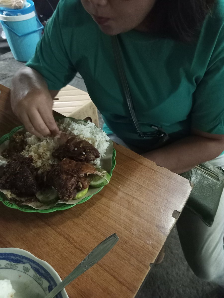 Ukuran toket wife  36B inilah yang menjadikan sejak pertama kerja kantor selalu dipelototin para cowok rekan kantor, bahkan ada yamg berani langsung menyatakan kesangeannya saat melihat wife dikantor lewat email..